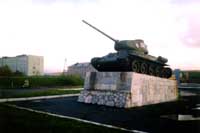 Легендарный танк Т-34-85 на постаменте. Военный мемориал в г. Печенга, Мурманская область.