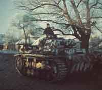 Танк PzKpfw III в подмосковной деревне. Зима 1941 г.