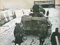 Танки 11 Pz Div при поддержке пехоты входят в русскую деревню. Зима 1941 г.