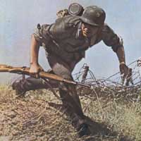Немецкий солдат меняет позицию во время атаки. Россия, лето 1942 г.