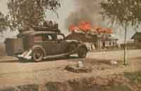Смоленск в огне. Из машины с громкоговорителем немцы предлагают сдаваться уцелевшим красноармейцам. 1941 г.