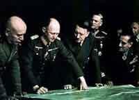 Адольф Гитлер над картой военных действий на Востоке.