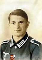Немецкий солдат, награженный Железным Крестом 2-й степени и медалью "За Зимнюю Кампанию на Востоке 1941/42".