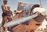 Загрузка боеприпасов в истребитель Me-109. Северная Африка.