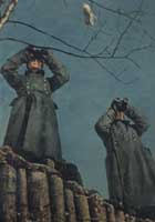На наблюдательном пункте корректировщиков артиллерийского огня. В небе - аэростат с корзиной воздушного наблюдателя. Россия, весна 1943 г.
