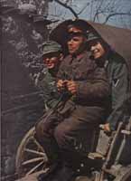 "Добрые друзья: болгарский солдат подвозит  егерей". Весна 1941 г.
